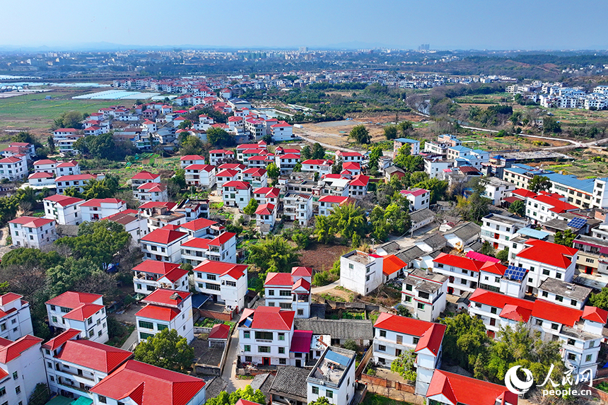 贛州市南康區鏡壩鎮老鏡壩村，鱗次櫛比的村居民宅與彎彎河流相映成景，構成一幅河暢水清的和美鄉村畫卷。人民網 朱海鵬攝