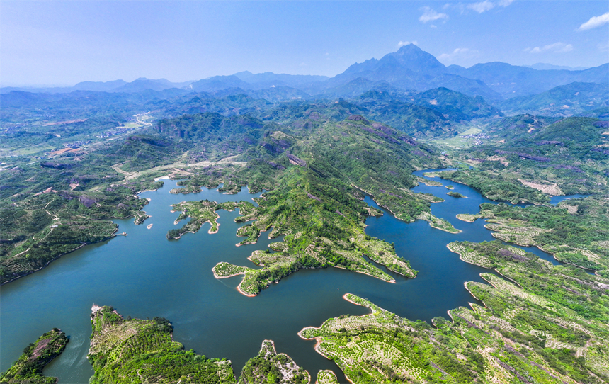 航拍江西省撫州市南豐縣市山鎮包坊村水庫碧波蕩漾。謝東攝