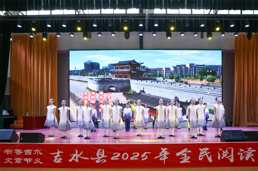吉水縣“書香吉水·全民閱讀”活動現場，孩子們正在表演情景劇《大明才子的吟唱》。廖敏攝