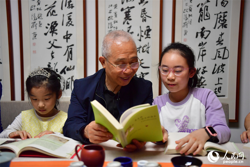 参与读书分享的家人的年龄层从六七岁到近七十岁不等。人民网记者 时雨摄