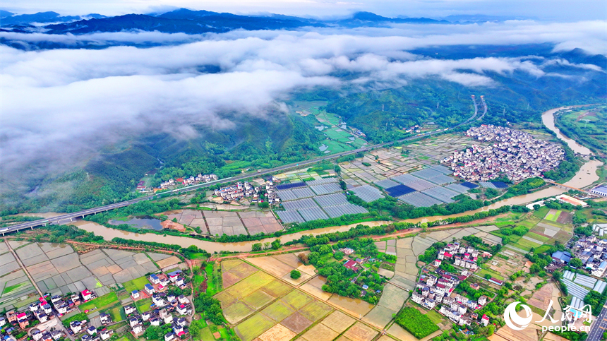 赣州市大余县黄龙镇叶敦村，宽阔的乡村公路与蜿蜒河流、连绵青山相映成景。人民网 朱海鹏摄