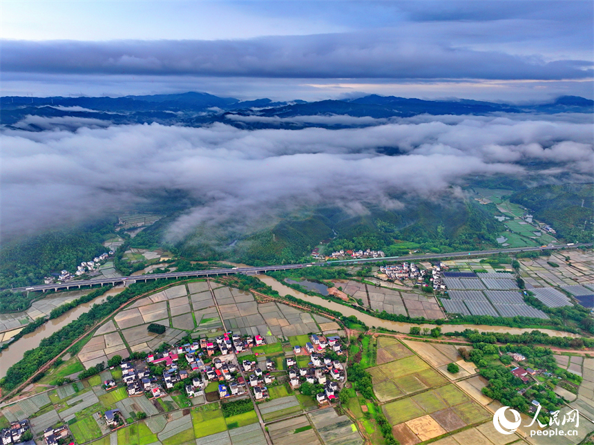赣州市大余县黄龙镇叶敦村，宽阔的乡村公路与蜿蜒河流、连绵青山相映成景。人民网 朱海鹏摄