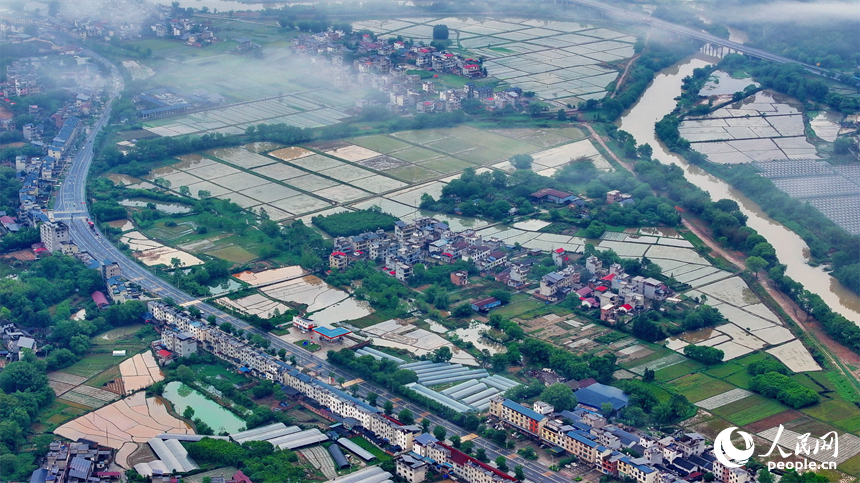 赣州市大余县黄龙镇叶敦村，宽阔的乡村公路与蜿蜒河流、连绵青山相映成景。人民网 朱海鹏摄