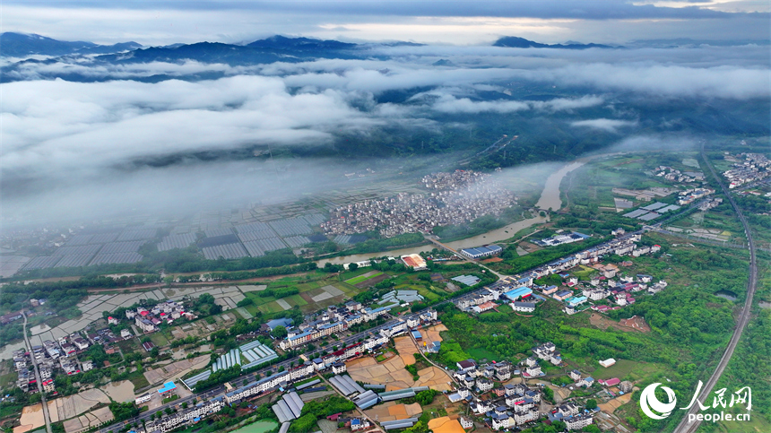 赣州市大余县黄龙镇叶敦村，宽阔的乡村公路与蜿蜒河流、连绵青山相映成景。人民网 朱海鹏摄