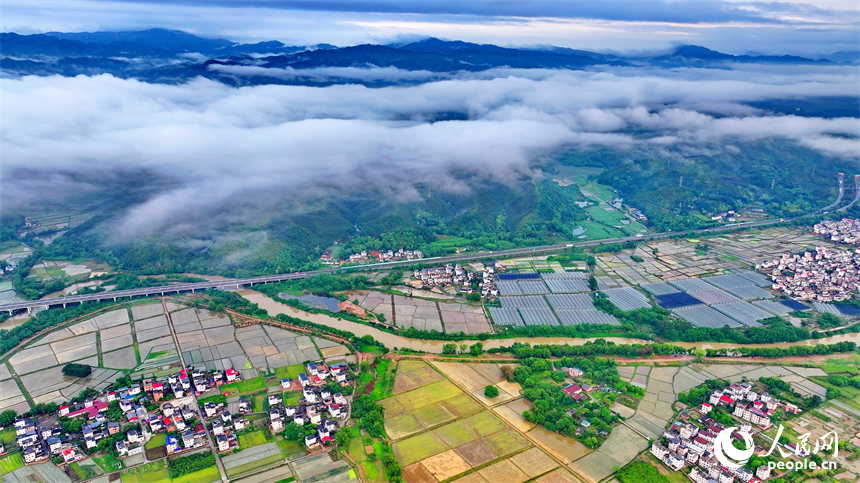 赣州市大余县黄龙镇叶敦村，宽阔的乡村公路与蜿蜒河流、连绵青山相映成景。人民网 朱海鹏摄