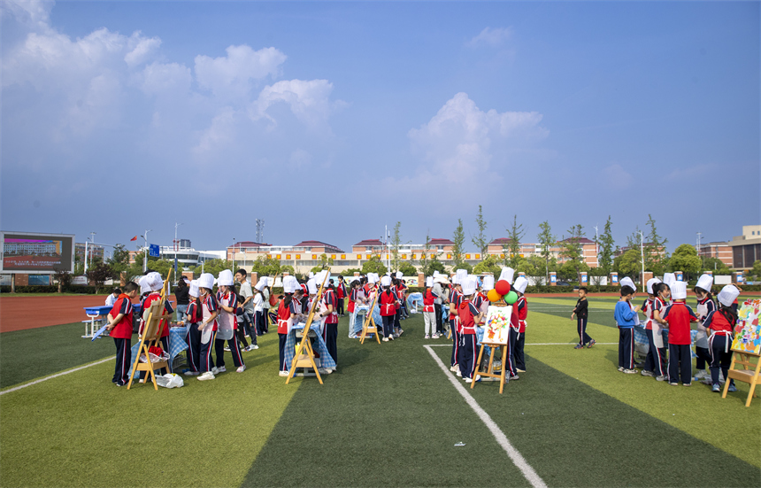 共青小学劳动技能大赛现场，学生们以水果制作各式各样的拼盘。潘成摄