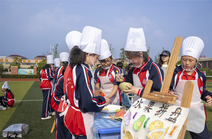 共青小学劳动技能大赛现场，学生们以水果制作各式各样的拼盘。潘成摄