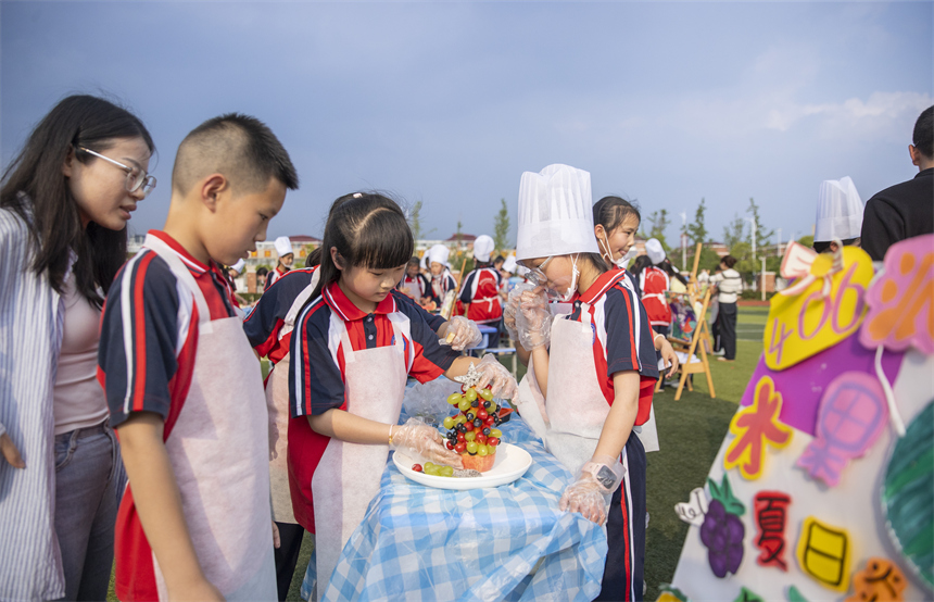 共青小学劳动技能大赛现场，学生们以水果制作各式各样的拼盘。潘成摄