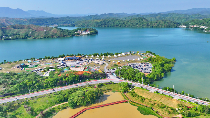 赣州市上犹县的趣野南湖野奢营地，房车帐篷、露营帐篷鳞次栉比，吸引众多游客驱车前来游玩，畅享户外露营乐趣。人民网 朱海鹏摄