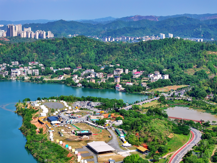 赣州市上犹县的趣野南湖野奢营地，房车帐篷、露营帐篷鳞次栉比，吸引众多游客驱车前来游玩，畅享户外露营乐趣。人民网 朱海鹏摄
