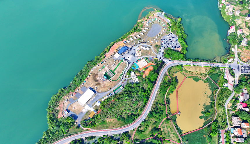 赣州市上犹县的趣野南湖野奢营地，房车帐篷、露营帐篷鳞次栉比，吸引众多游客驱车前来游玩，畅享户外露营乐趣。人民网 朱海鹏摄