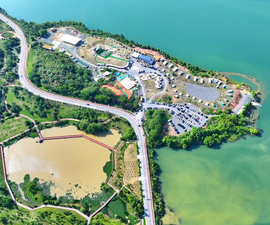 赣州市上犹县的趣野南湖野奢营地，房车帐篷、露营帐篷鳞次栉比，吸引众多游客驱车前来游玩，畅享户外露营乐趣。人民网 朱海鹏摄