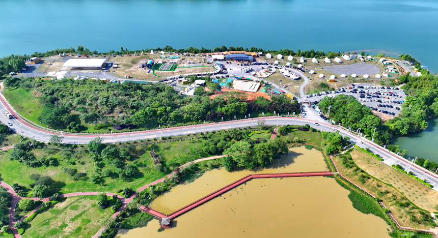赣州市上犹县的趣野南湖野奢营地，房车帐篷、露营帐篷鳞次栉比，吸引众多游客驱车前来游玩，畅享户外露营乐趣。人民网 朱海鹏摄