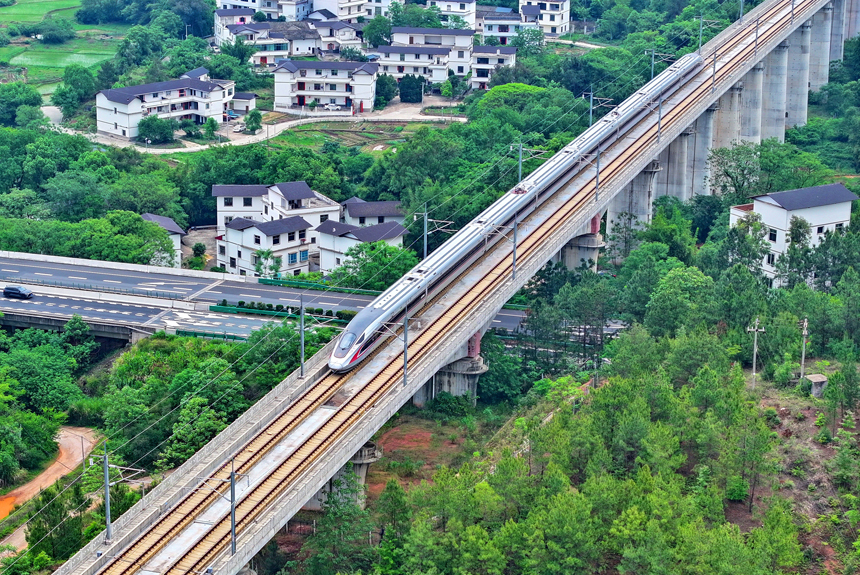 赣州市南康区龙岭镇境内，赣深高铁列车往来疾驰。人民网 朱海鹏摄