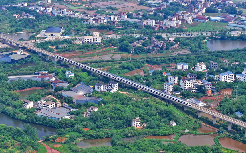 赣州市南康区龙岭镇境内，赣深高铁列车往来疾驰。人民网 朱海鹏摄