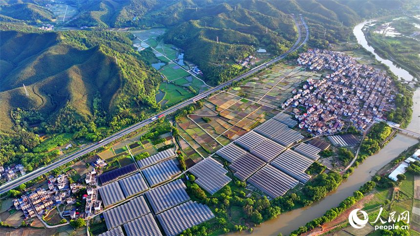 車輛在康大高速江西省大余縣黃龍鎮境內行駛，公路沿線山清水秀鄉村美。人民網 朱海鵬攝