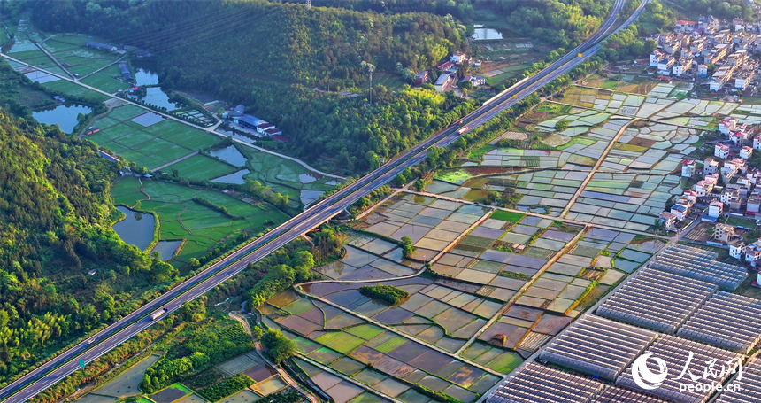 車輛在康大高速江西省大余縣黃龍鎮境內行駛，公路沿線山清水秀鄉村美。人民網 朱海鵬攝