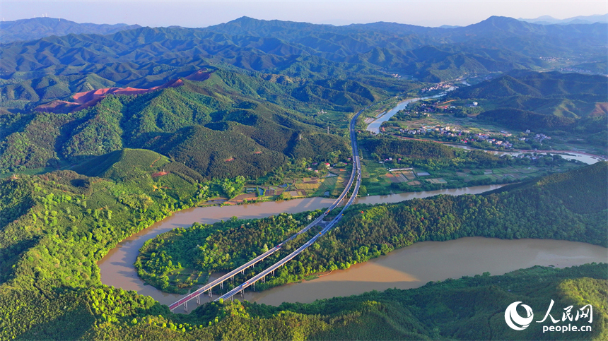 車輛在康大高速江西省大余縣黃龍鎮境內行駛，公路沿線山清水秀鄉村美。人民網 朱海鵬攝
