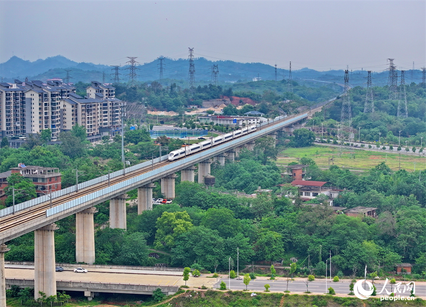 高鐵列車在贛州市的贛江特大橋上疾馳而過。人民網 朱海鵬攝
