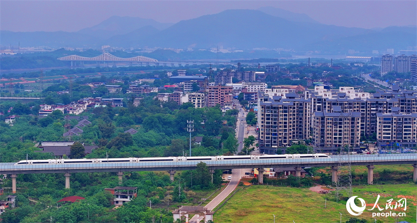 高鐵列車在贛州市的贛江特大橋上疾馳而過。人民網 朱海鵬攝