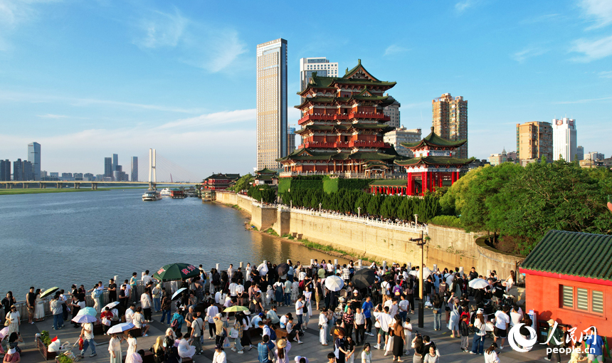 5月2日，滕王阁景区游人如织。人民网记者 毛思远摄