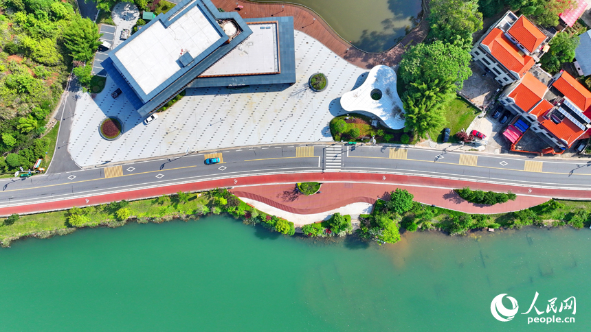 赣州市上犹县东山镇，车辆在环湖公路行驶，沿线水清岸绿景美春意浓。人民网 朱海鹏摄