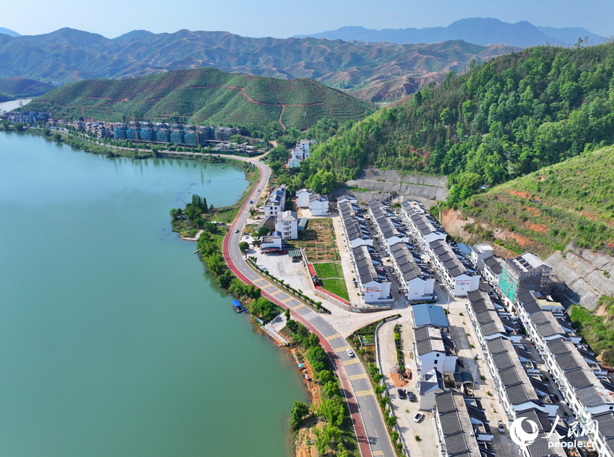 贛州市上猶縣東山鎮，車輛在環湖公路行駛，沿線水清岸綠景美春意濃。人民網 朱海鵬攝