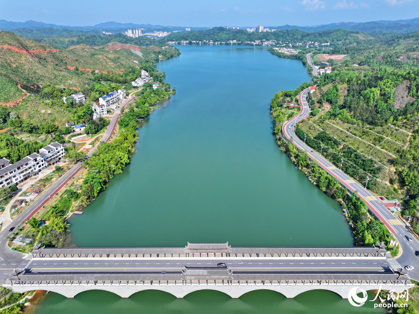 贛州市上猶縣東山鎮，車輛在環湖公路行駛，沿線水清岸綠景美春意濃。人民網 朱海鵬攝
