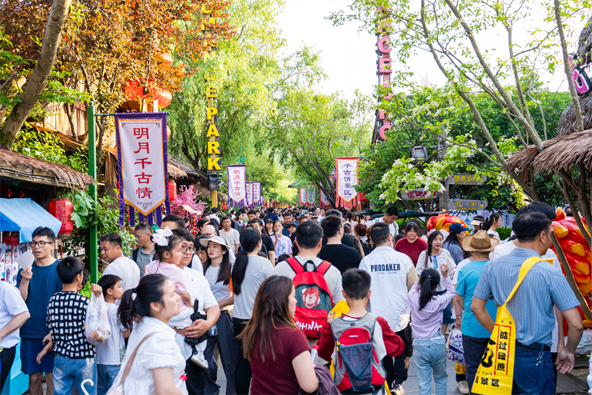 明月千古情景区内人头攒动。陈磊摄