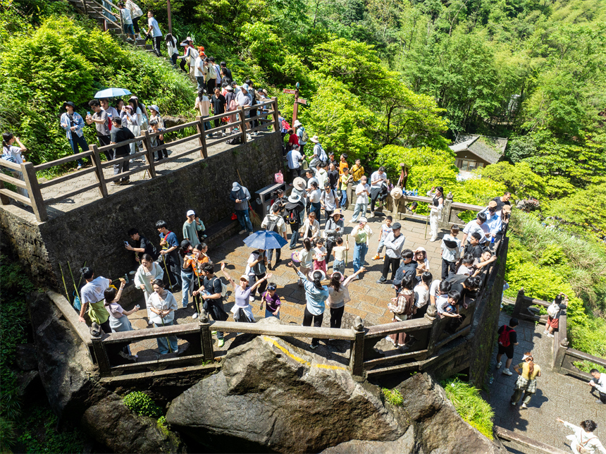 来自全国各地的游客在宜春明月山游玩。陈磊摄