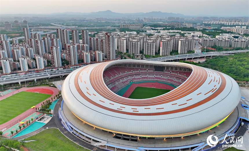 赣州市全民健身中心综合体育场，市民在参与体育运动项目，健身锻炼、放松身心。人民网 朱海鹏摄