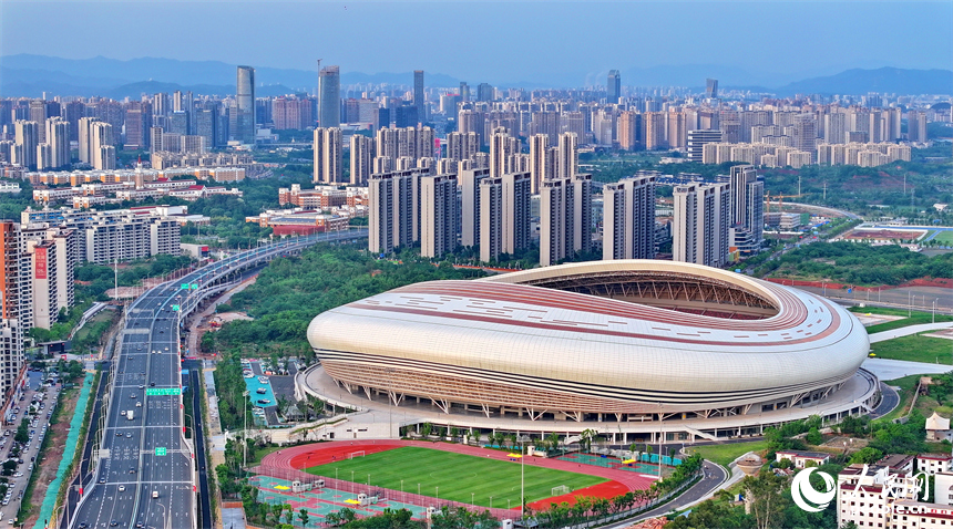 赣州市全民健身中心综合体育场，市民在参与体育运动项目，健身锻炼、放松身心。人民网 朱海鹏摄