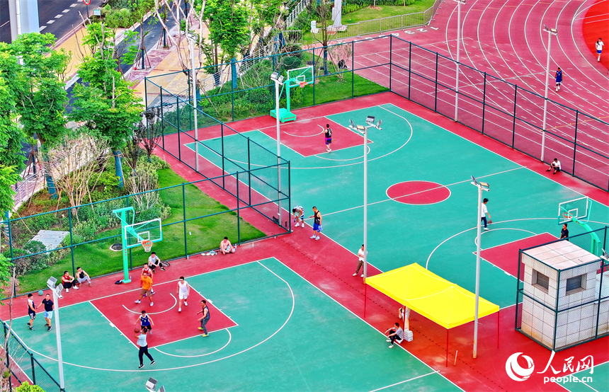 赣州市全民健身中心综合体育场，市民在参与体育运动项目，健身锻炼、放松身心。人民网 朱海鹏摄