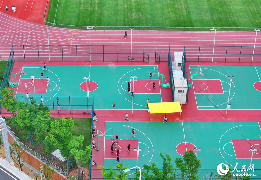 赣州市全民健身中心综合体育场，市民在参与体育运动项目，健身锻炼、放松身心。人民网 朱海鹏摄