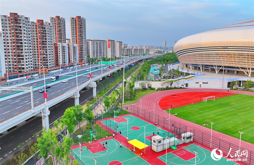 赣州市全民健身中心综合体育场，市民在参与体育运动项目，健身锻炼、放松身心。人民网 朱海鹏摄