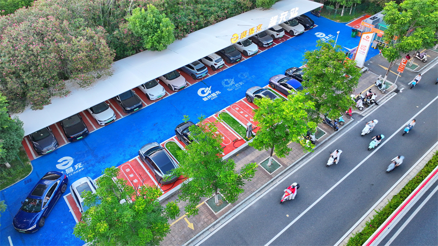许多新能源汽车停在江西省赣州市章贡区章江新区的一处超充站充电。人民网 朱海鹏摄