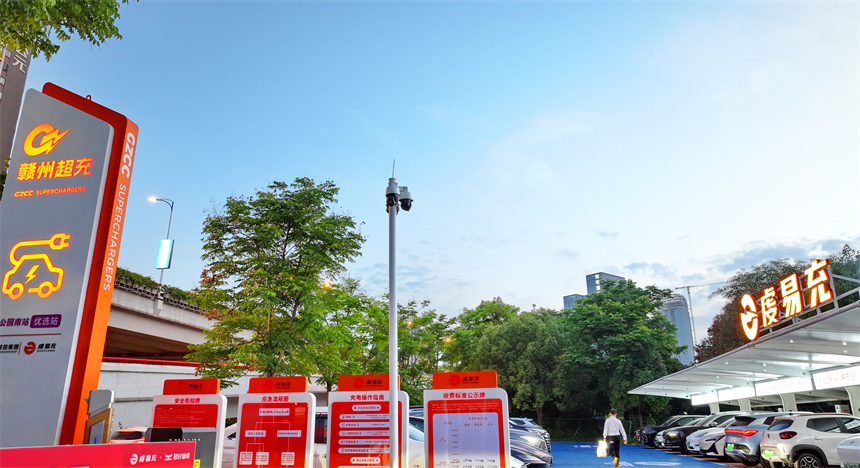 许多新能源汽车停在江西省赣州市章贡区章江新区的一处超充站充电。人民网 朱海鹏摄