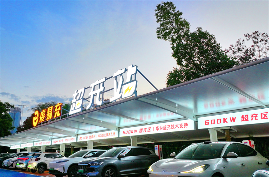 许多新能源汽车停在江西省赣州市章贡区章江新区的一处超充站充电。人民网 朱海鹏摄
