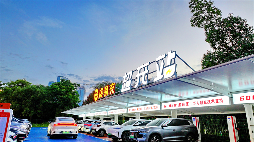 许多新能源汽车停在江西省赣州市章贡区章江新区的一处超充站充电。人民网 朱海鹏摄