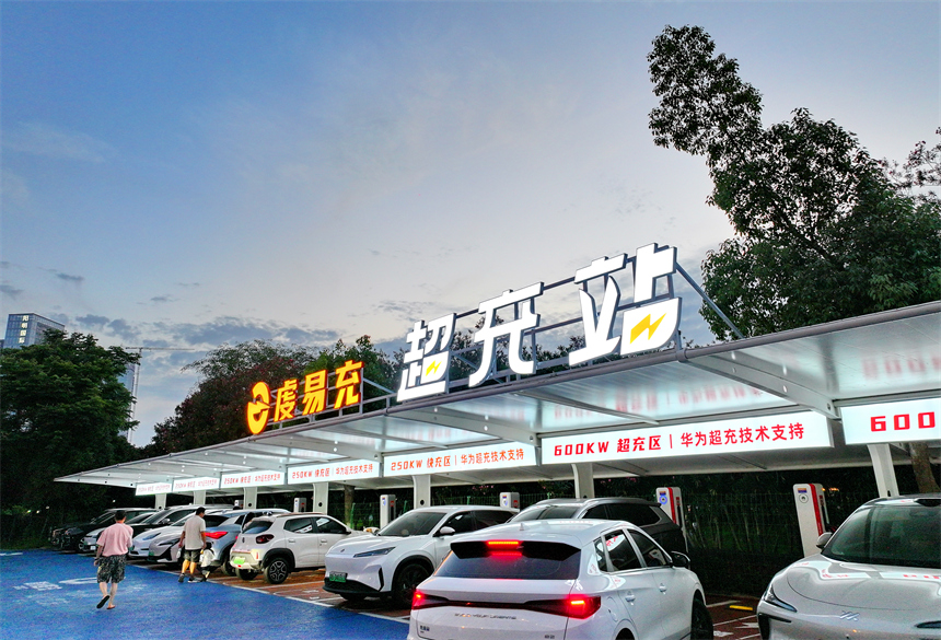 许多新能源汽车停在江西省赣州市章贡区章江新区的一处超充站充电。人民网 朱海鹏摄
