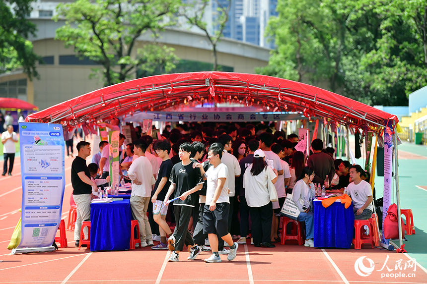 “国聘行动”第六季江西高校行在江西农业大学举行。人民网记者 时雨摄