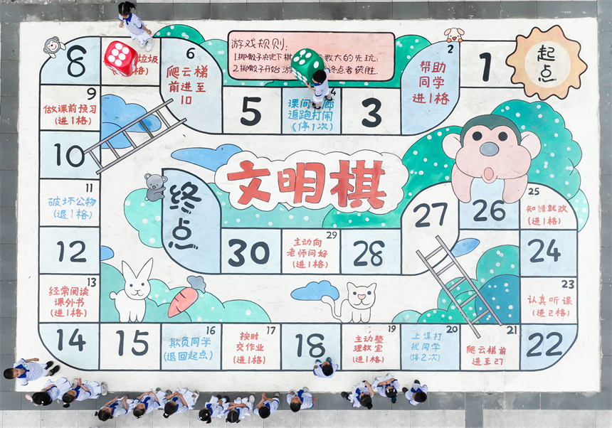 信丰县陈毅希望小学大课间时间，学生们在操场上开展趣味活动。刘荣东摄
