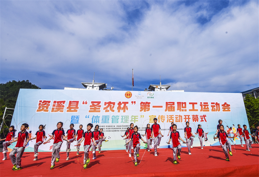 30多名小朋友为观众带来花样跳绳。吴志贵摄