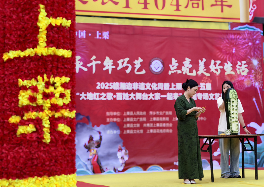 萍乡花果非物质文化遗产代表性传承人现场展示非遗花果雕刻技艺。人民网记者 时雨摄