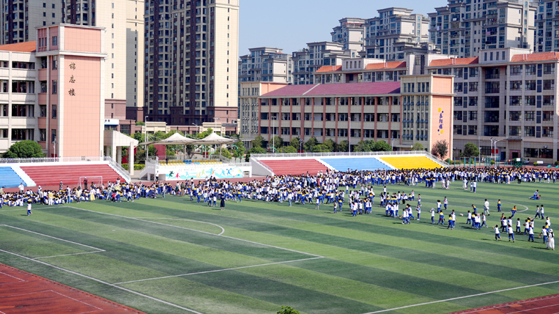 上高县锦阳小学的孩子们正在进行地震逃生避险演练。陈旗海摄