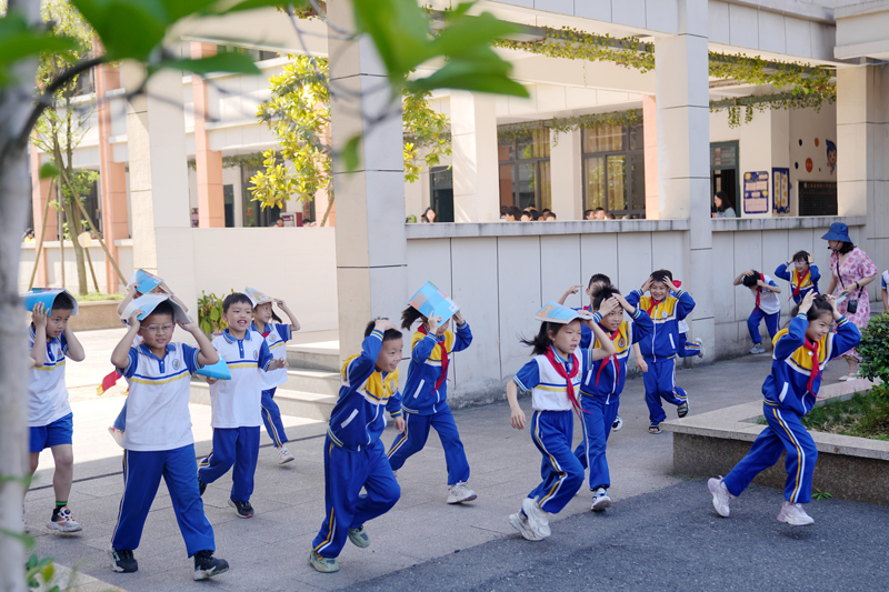 上高县锦阳小学的孩子们正在进行地震逃生避险演练。陈旗海摄