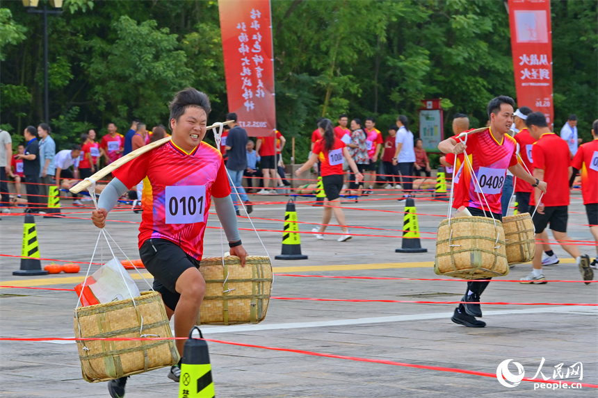 “紅動江西”紅色運動會參賽運動員在進行物資運輸投擲賽比拼。人民網 朱海鵬攝