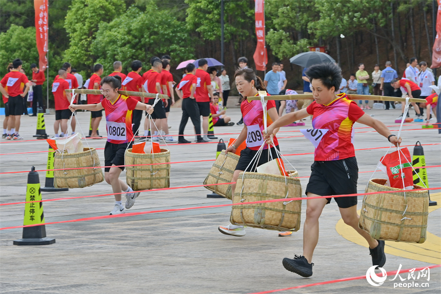 “紅動江西”紅色運動會參賽運動員在進行物資運輸投擲賽比拼。人民網 朱海鵬攝