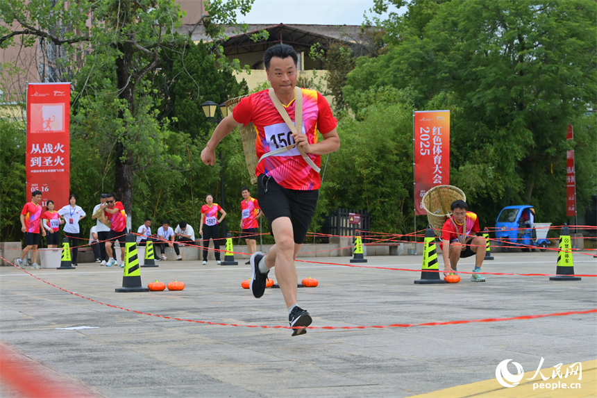 “紅動江西”紅色運動會參賽運動員在進行物資運輸投擲賽比拼。人民網 朱海鵬攝