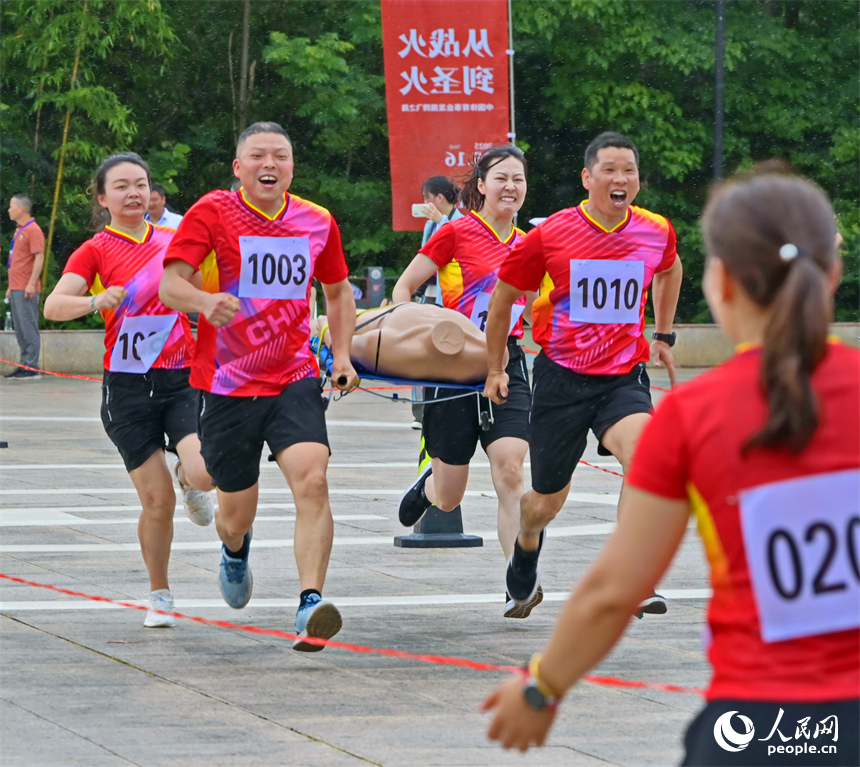 “紅動江西”紅色運動會參賽運動員在進行抬擔架接力跑比拼。人民網 朱海鵬攝